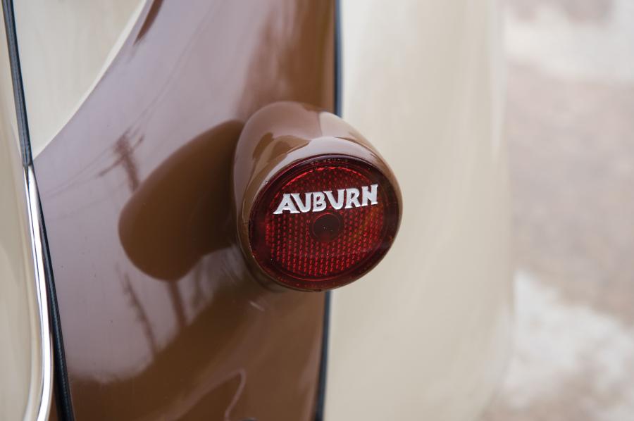 Детали экстерьера Auburn 851 Supercharged Dual Ratio Phaeton Sedan 1935 года  (фото 18 из 40)